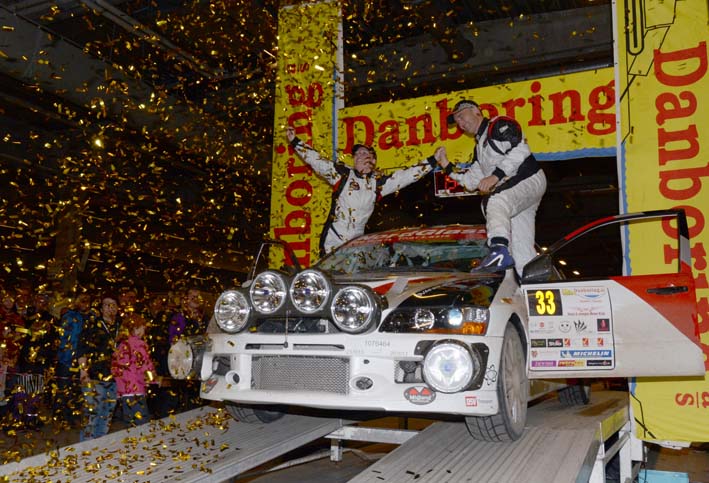Først på de allersidste meter af en hektisk og spændende rallysæson 2013 blev det afgjort, at guldet skulle drysses over Tim Svanholt og Carina Møller ved målet i DM-finalen i Herning
(Foto: Svanholt Motorsport)